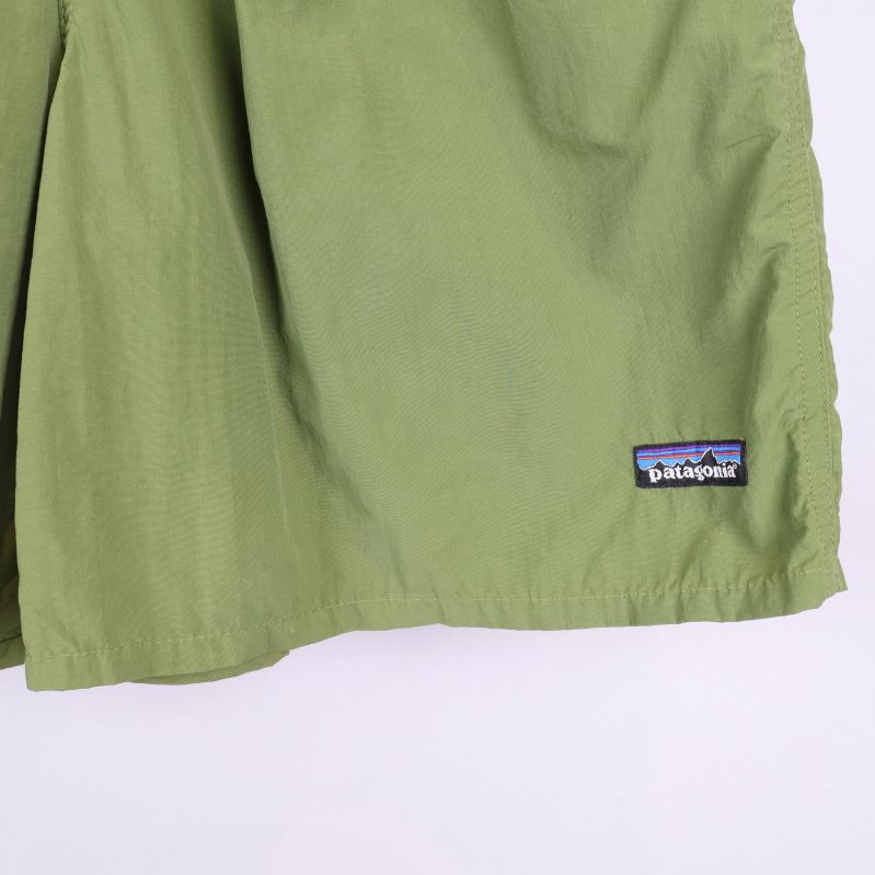 Närbild av Patagonia logotyp på shorts