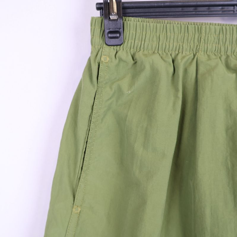Närbild av sidan på gröna shorts