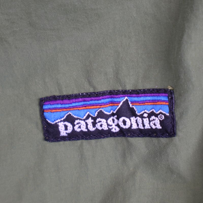 Närbild av Patagonia logga på gröna shorts