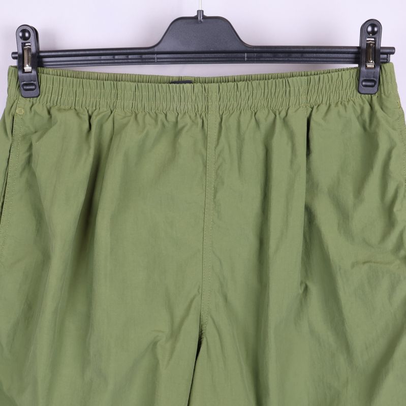 Detaljbild av elastisk midja på shorts