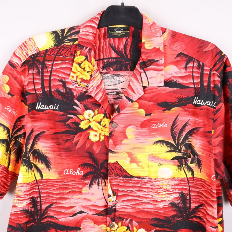 Skjorta med Hawaii-motiv hängande på galge