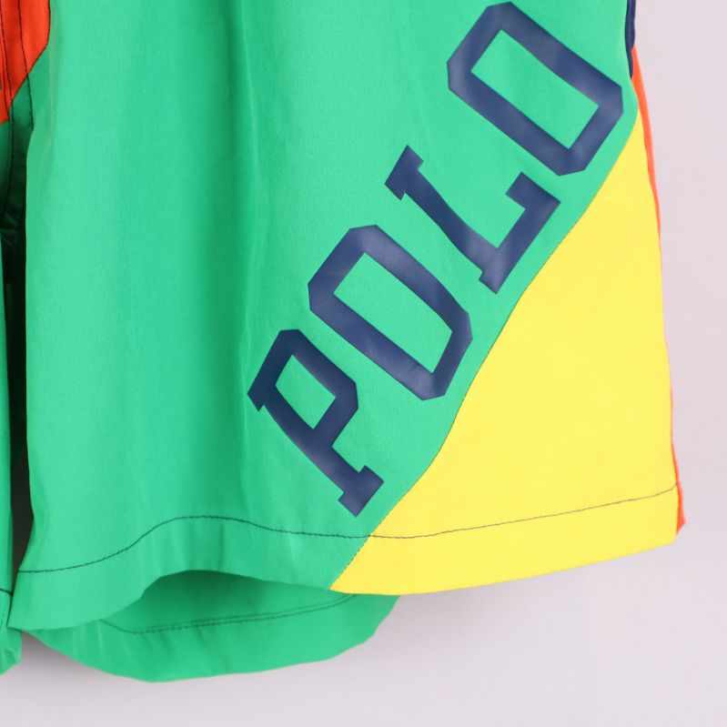 Närbild av texten 'POLO' på shorts