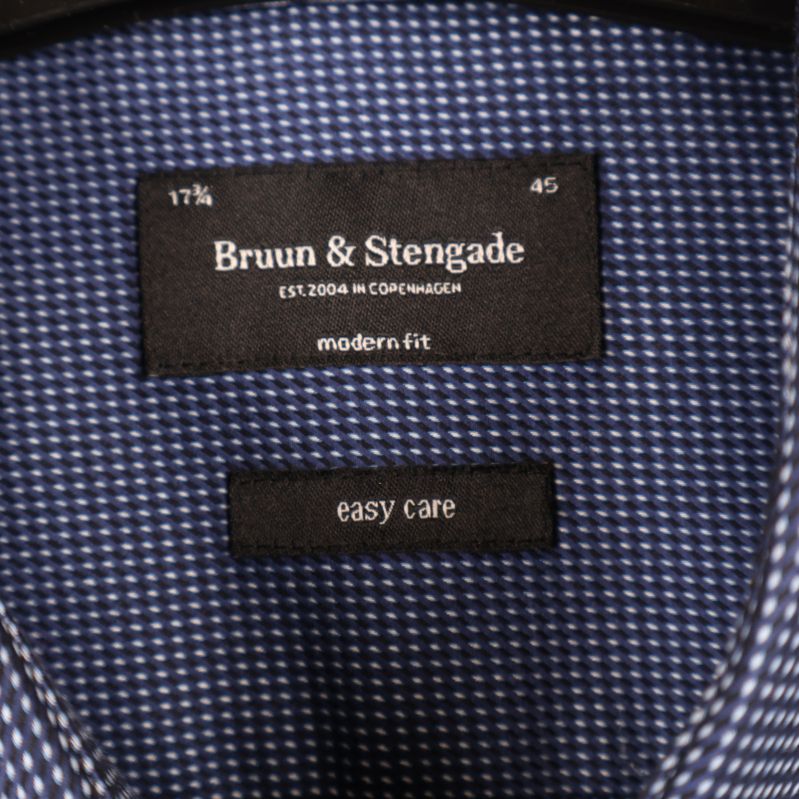 Närbild på Brun & Stengade etikett