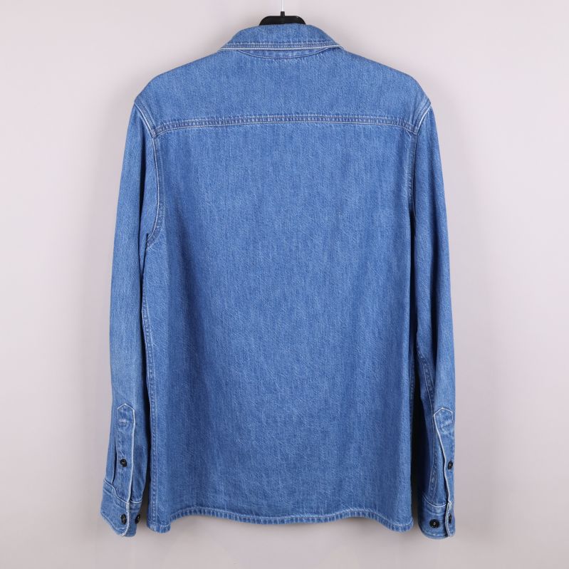 Baksida av blå denimskjorta med långärmad design