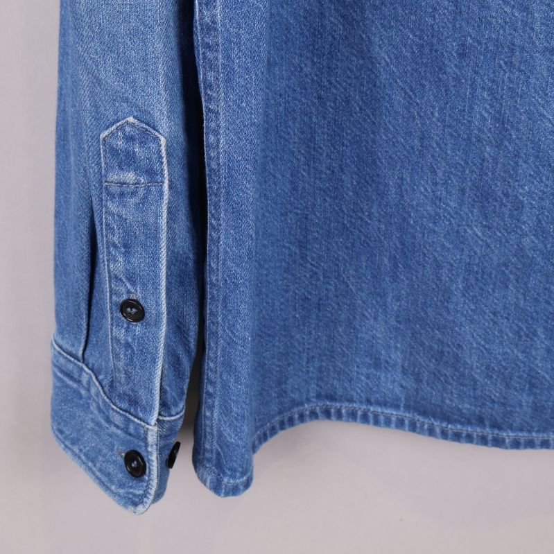 Ärmdetalj med knappar på blå denimskjorta