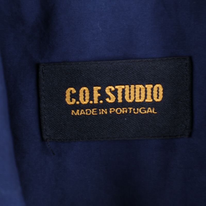 C.O.F. Studio logotyp på insidan av skjortan
