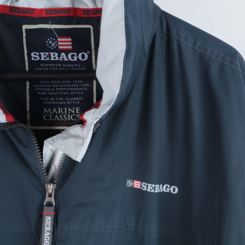 Närbild av Sebago-logotypen på jacka