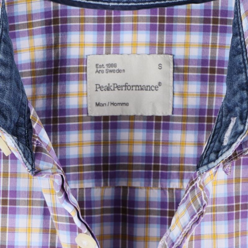 Detaljbild av etikett från Peak Performance