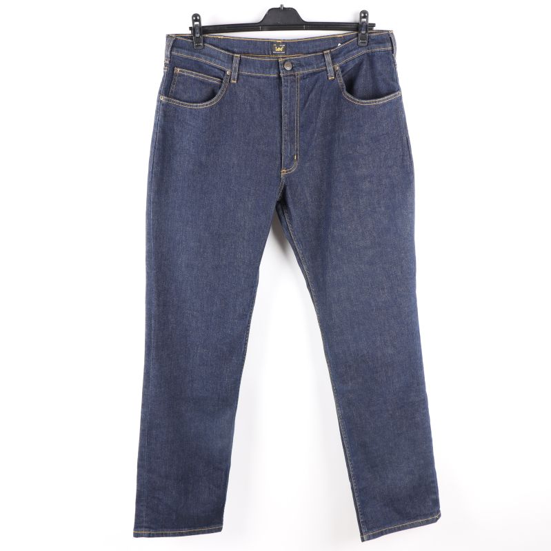 Blå jeans med raka ben