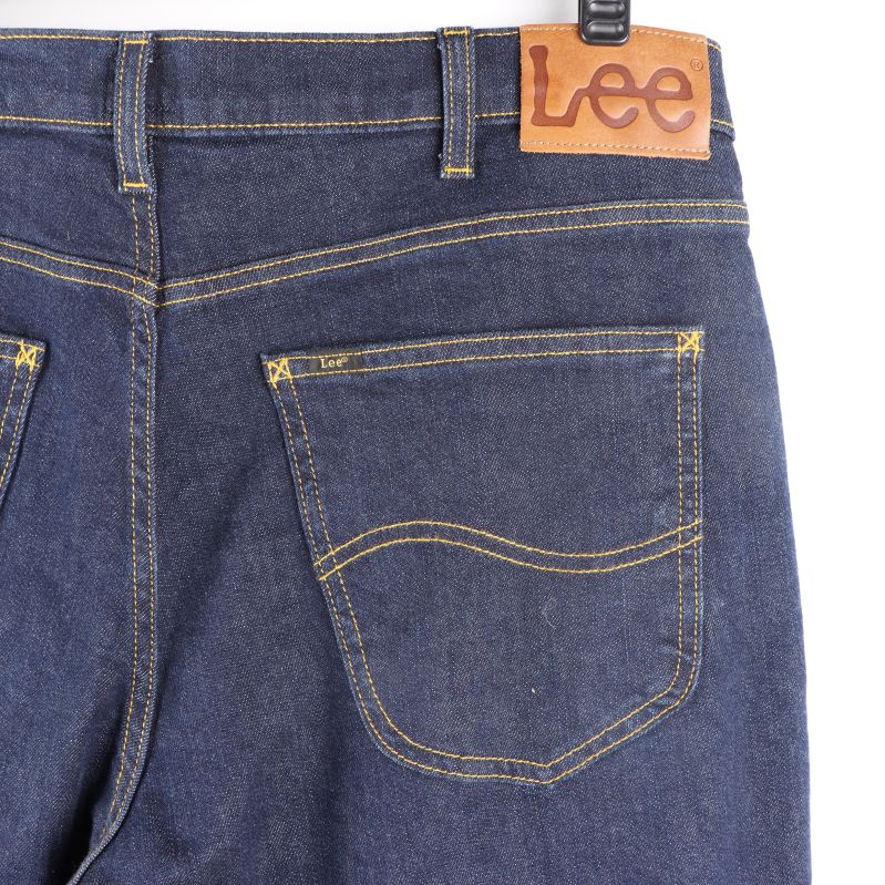 Närbild på jeansens bakfickor och Lee-logga