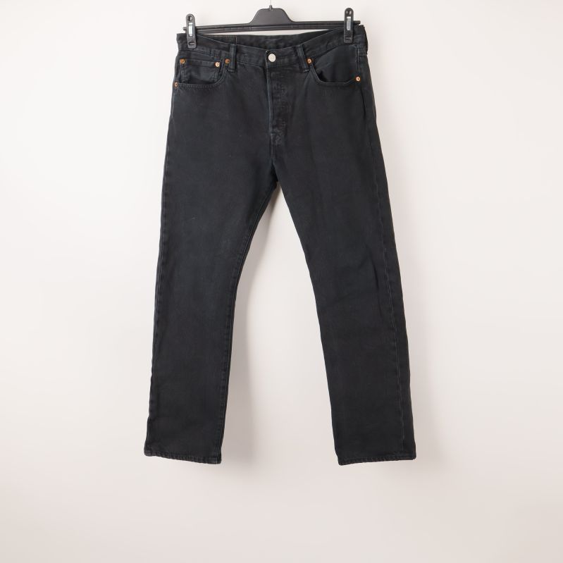 Svarta jeans framifrån i helbild