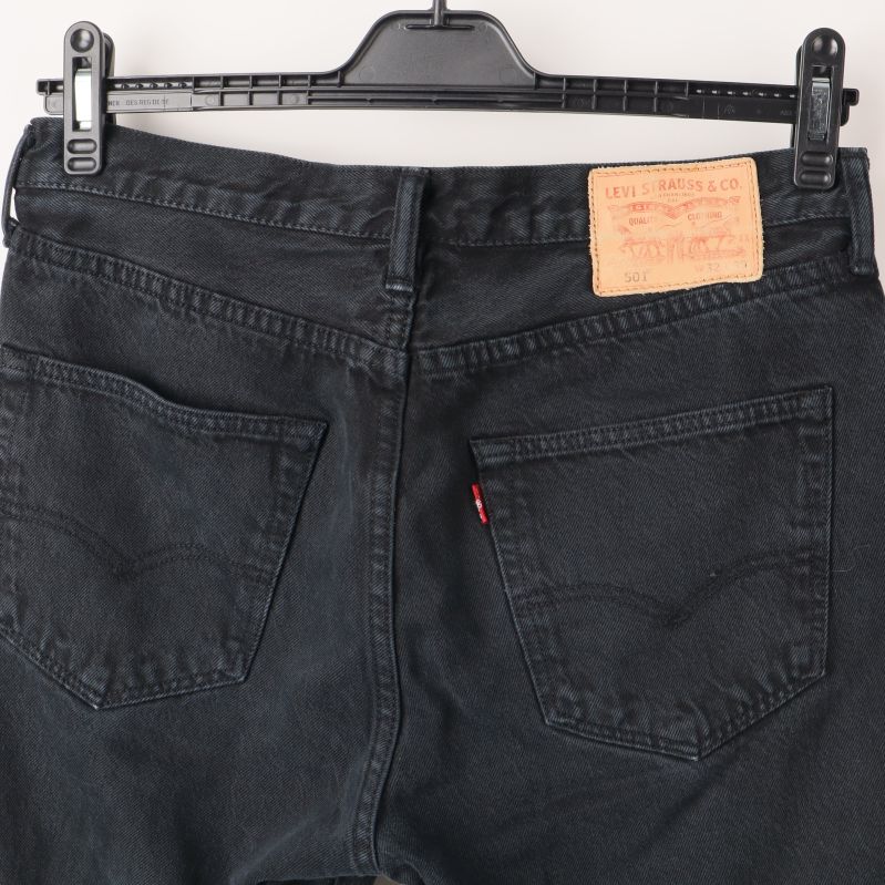 Baksidan av svarta jeans med fickor