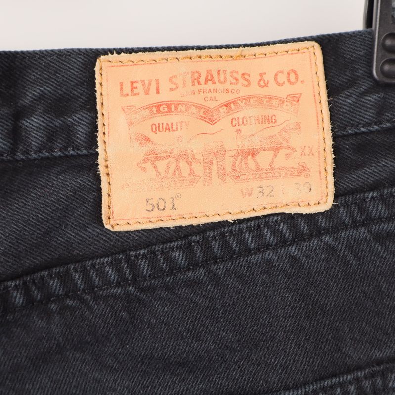 Närbild av Levi's etiketten på jeansen
