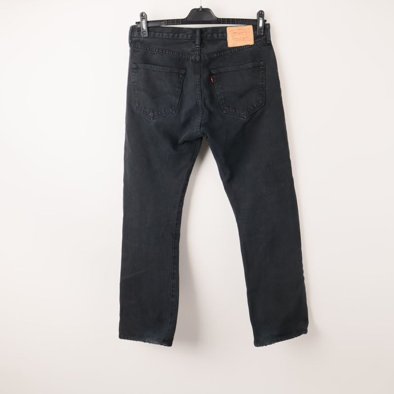 Baksidan av svarta jeans hängandes