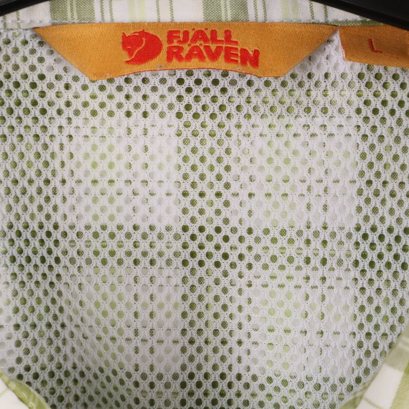 Närbild av märket: Fjällräven, inuti skjortan