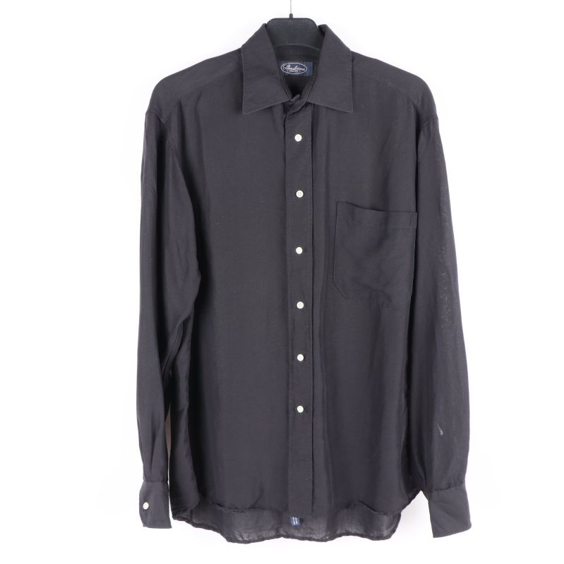 Framifrån, svart skjorta med knappar