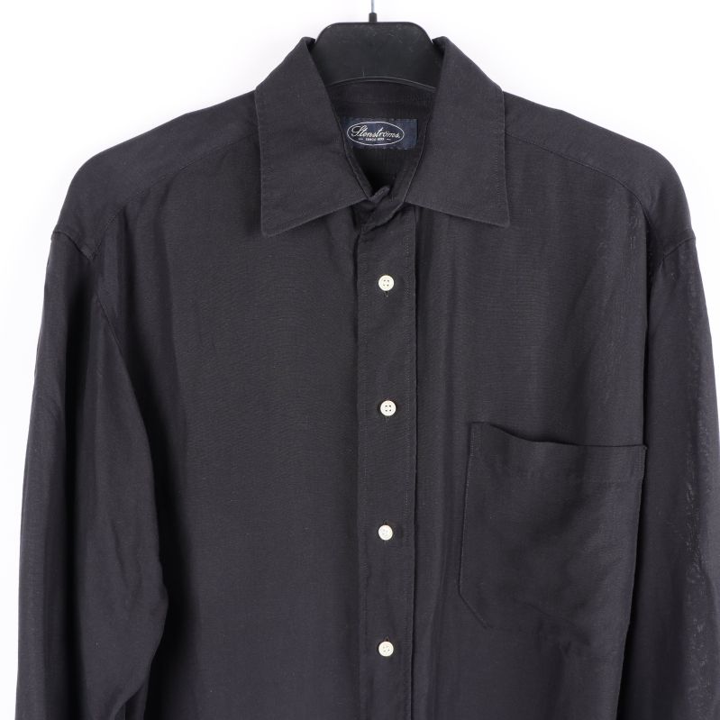 Närbild av skjortans knappar och krage