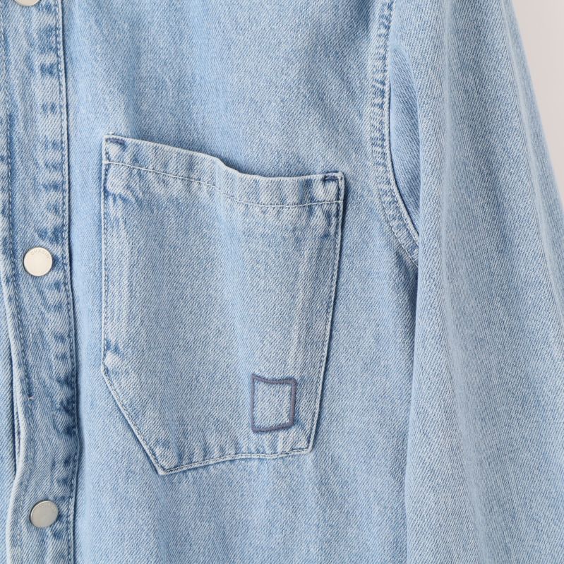Närbild på vänster bröstficka på jeansskjortan