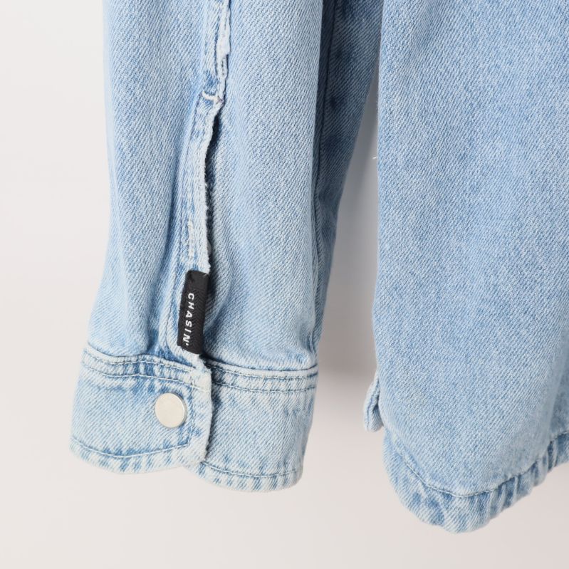 Ärmavslut med knapp på jeansskjorta