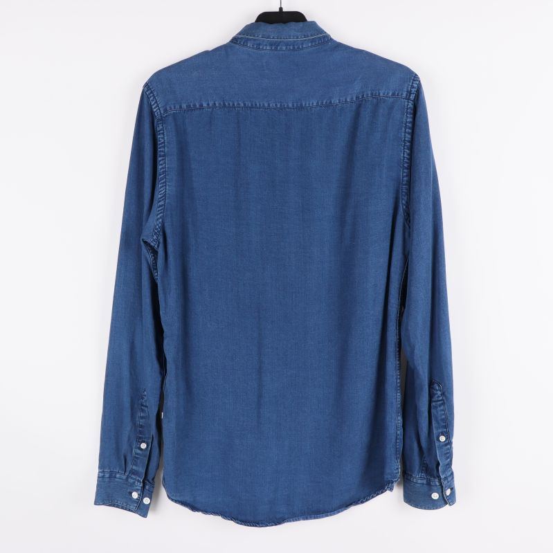Blå denimskjorta bakifrån 