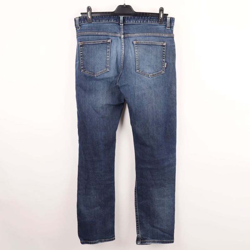 Baksidan av blå jeans med fickor