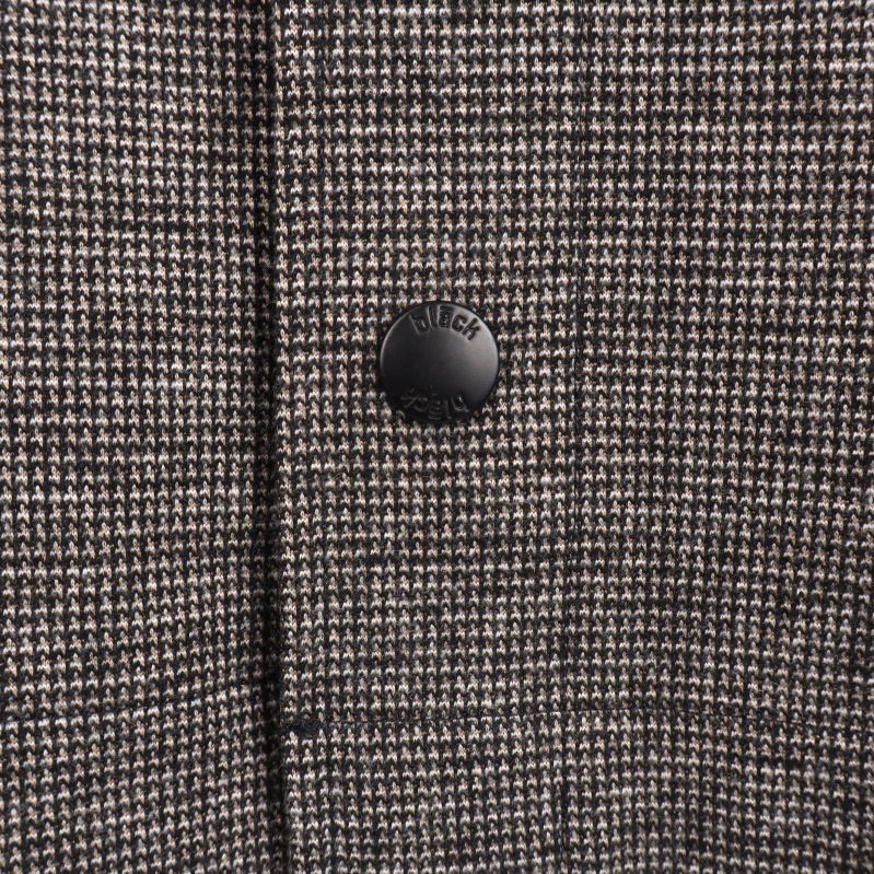 Närbild av skjortans knapp