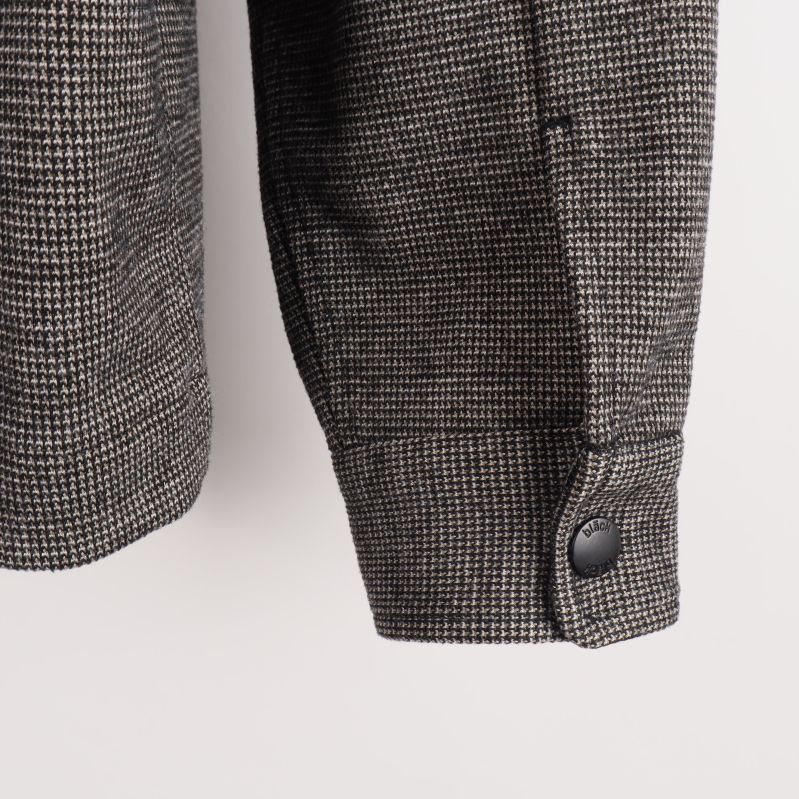 Detaljbild av skjortärm med knapp