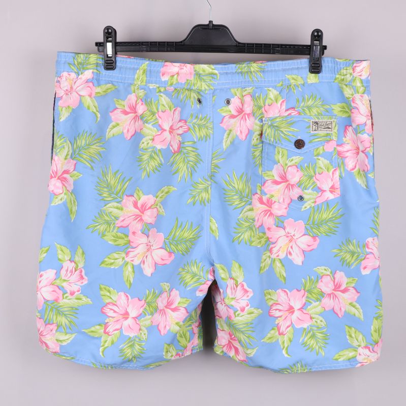 Närbild av bakficka på blommigt badshorts