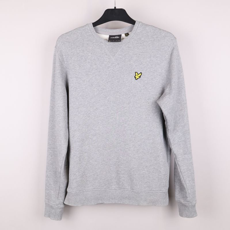 Grå sweatshirt framifrån med emblem