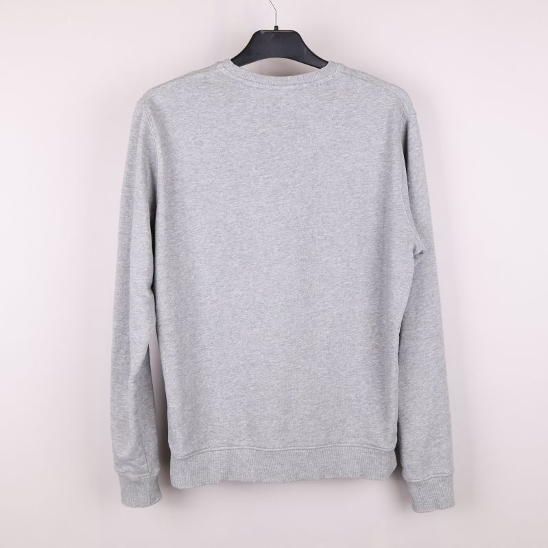 Grå sweatshirt bakifrån