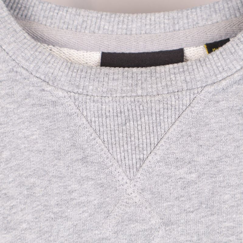 Detalj av kragens struktur på sweatshirt