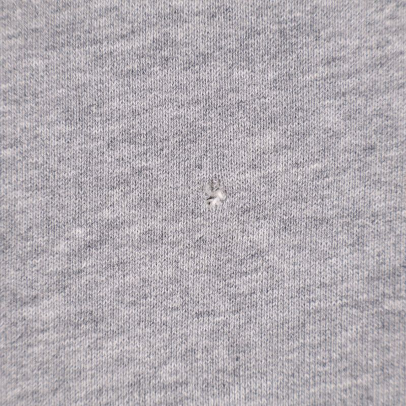 Hål i tyget på baksidan av sweatshirt