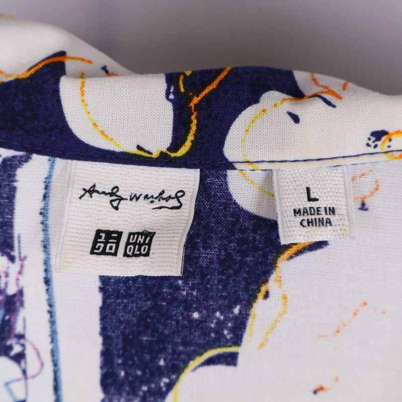 Uniqlo och Andy Warhol etiketter nära kragen