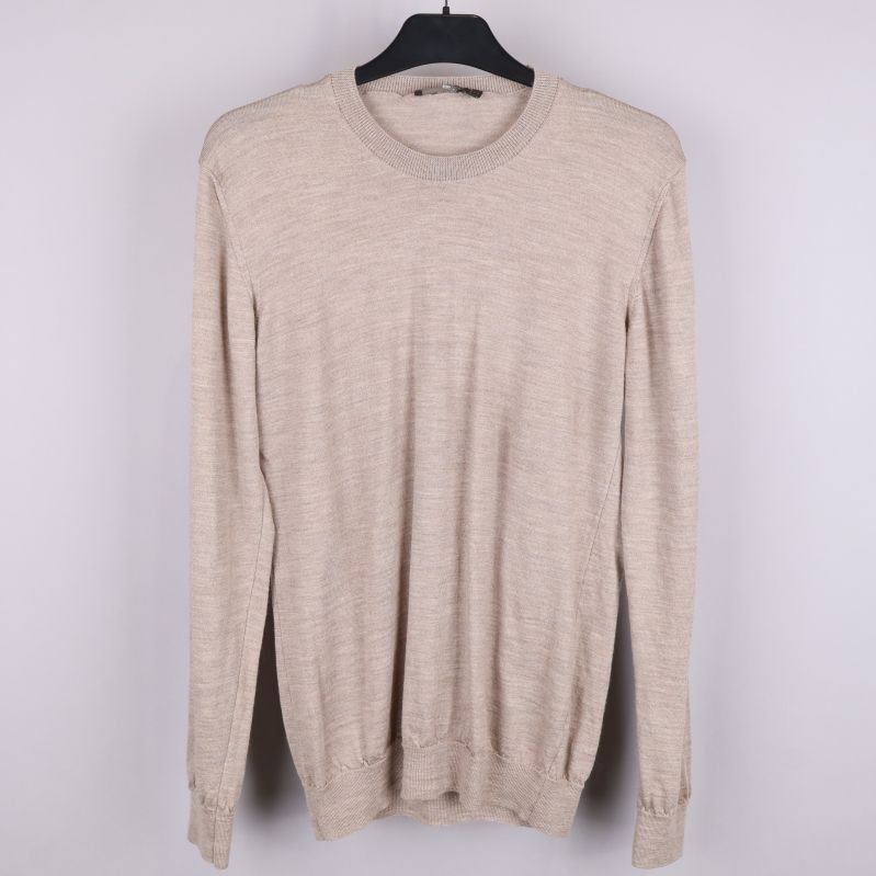 Beige tröja framifrån 