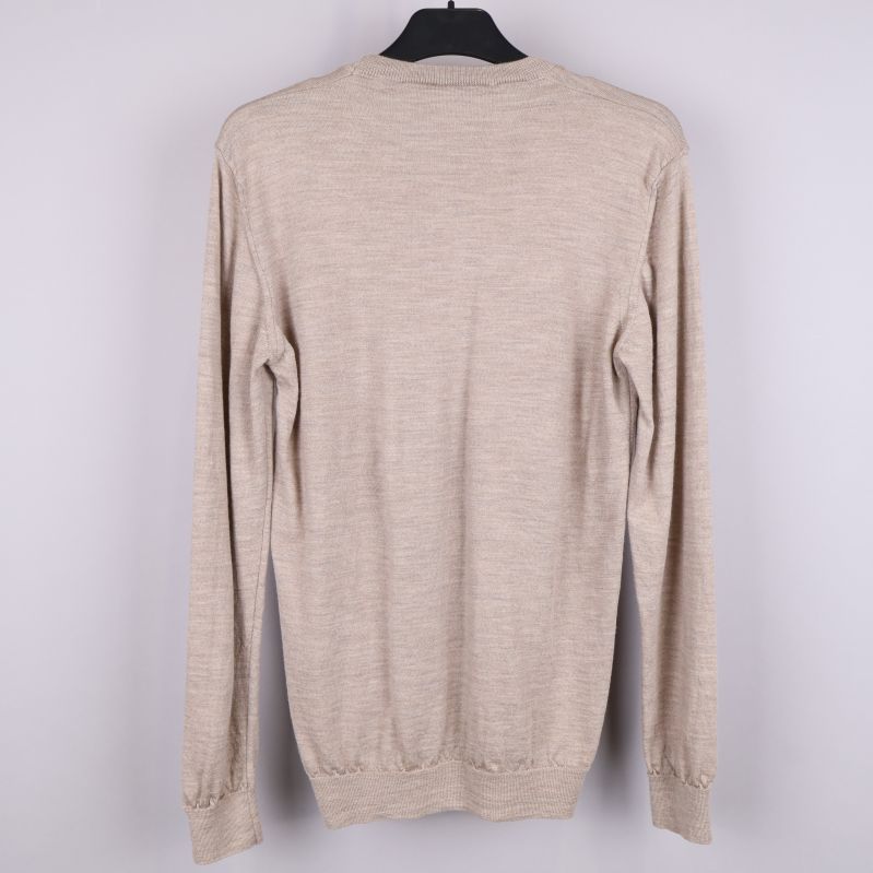 Beige tröja bakifrån 