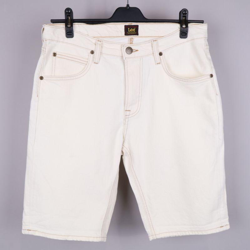 Framsida av vita jeansshorts med fickor och knapp