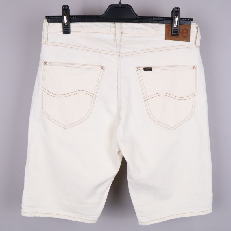 Baksida av vita jeansshorts med två fickor