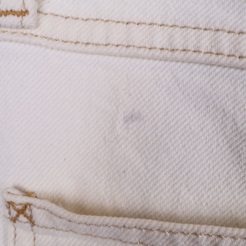Närbild på grå fläck på vit textil