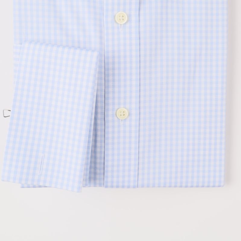 Knäppningen på rutig skjorta Närbild av knäppningen