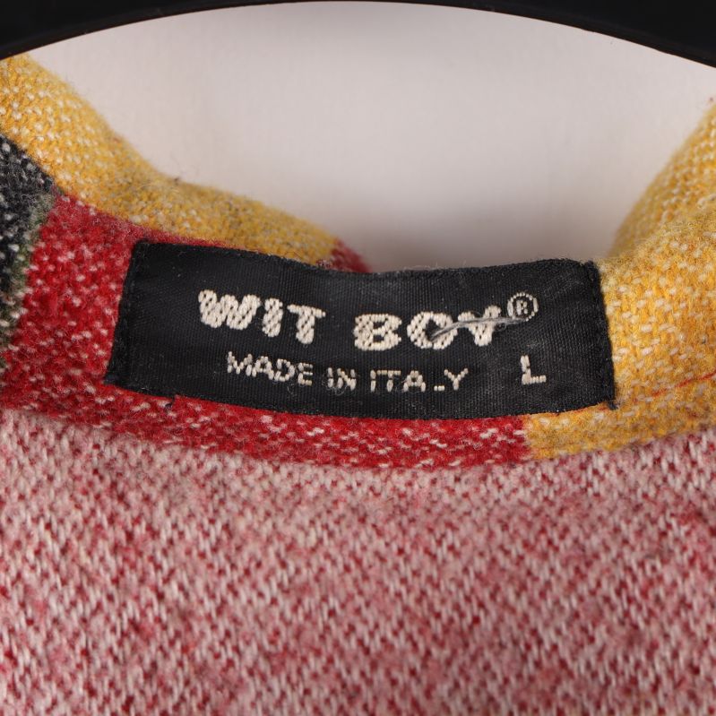 Etikett med texten: Wit Boy och storlek L