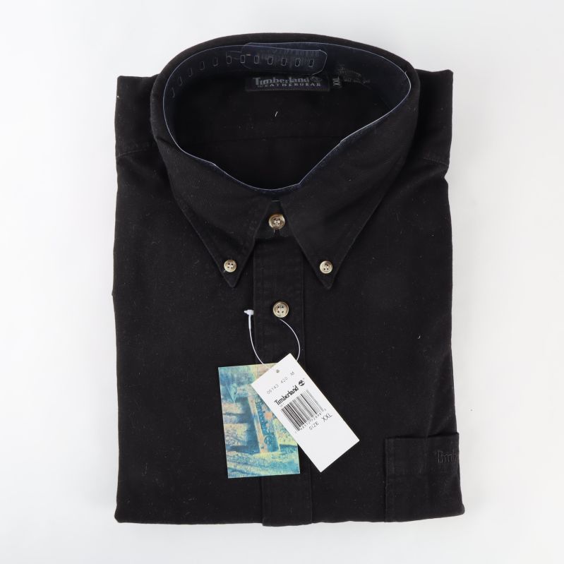 Svart skjorta med knappar och produktlapparna kvar