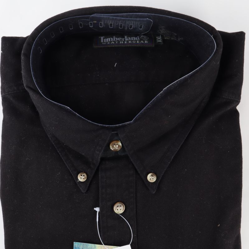 Närbild av skjortans krage och knappar