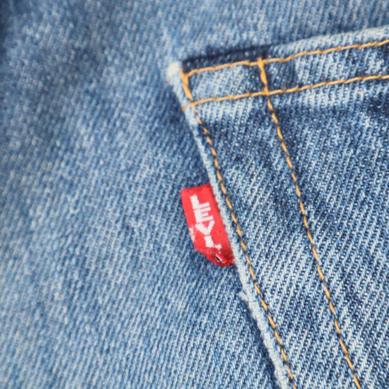 Närbild på Levi's röda etikett på bakfickan