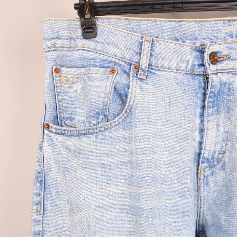 Närbild av främre delen av ljusa jeans