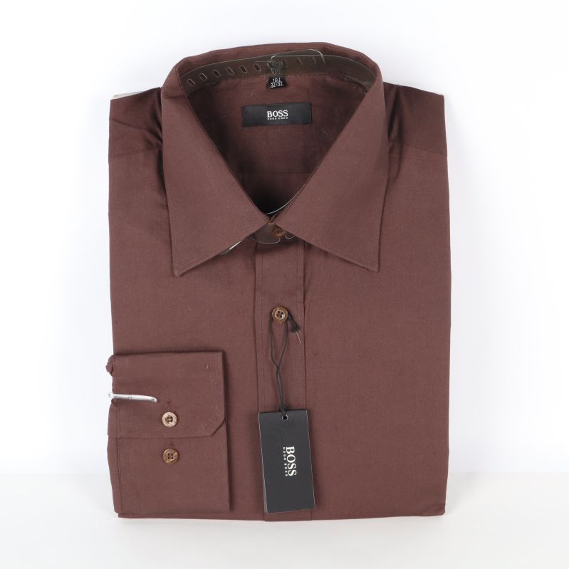 Brun skjorta med etikett Brun skjorta med krage och etikett