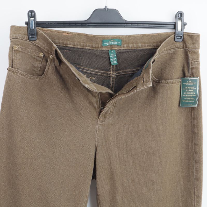 Jeans med öppnad gylf och etikett