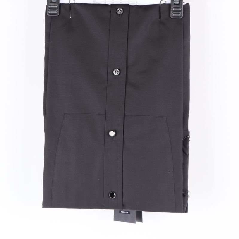 Baksidan av svart skjorta med knäppning