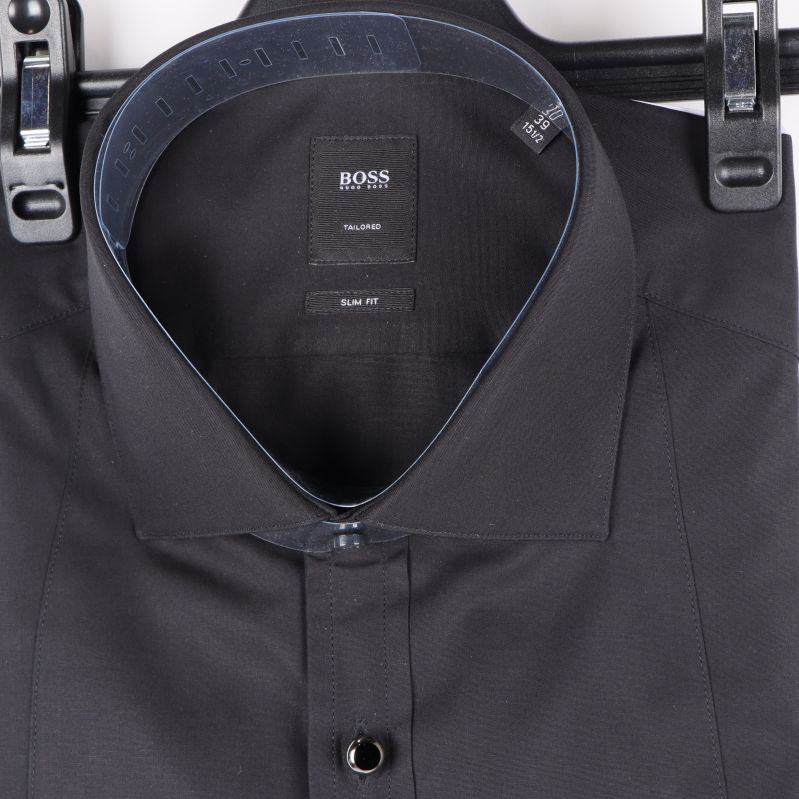 Närbild på kragen och märkets etikett