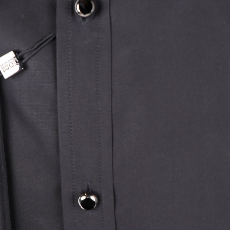 Närbild på skjortans knappar och sömmar