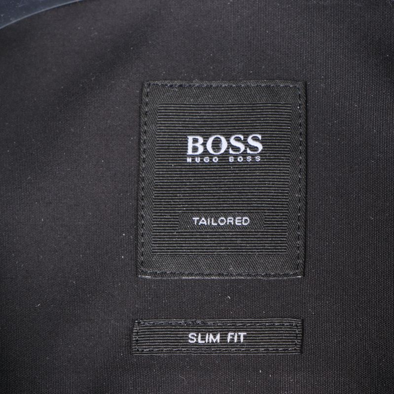 Etikett visar märket: Hugo Boss och slim fit